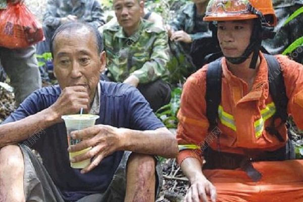 老人迷路被困懸崖邊50余小時，靠山泉維持生命(2)