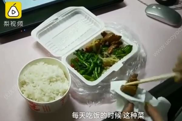 表演系女生吃飯用紙吸油，因?yàn)殚L胖會(huì)掛科！(1)