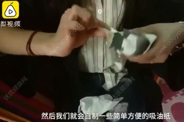 表演系女生吃飯用紙吸油，因?yàn)殚L胖會(huì)掛科！(3)