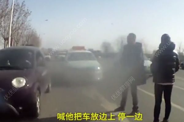 真冤！情侶吵架堵路，3人科目三掛了(3)