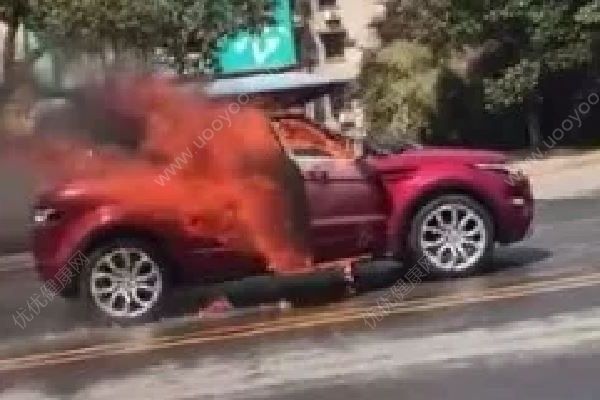 情侶吵架同歸于盡，路虎汽車起火車內兩人身亡(1)