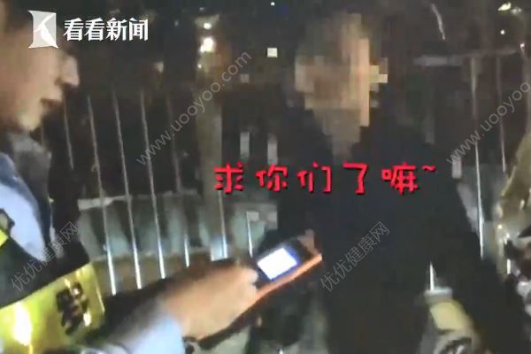 美女醉駕被查秒變戲精，撒嬌賣萌求放過(1)