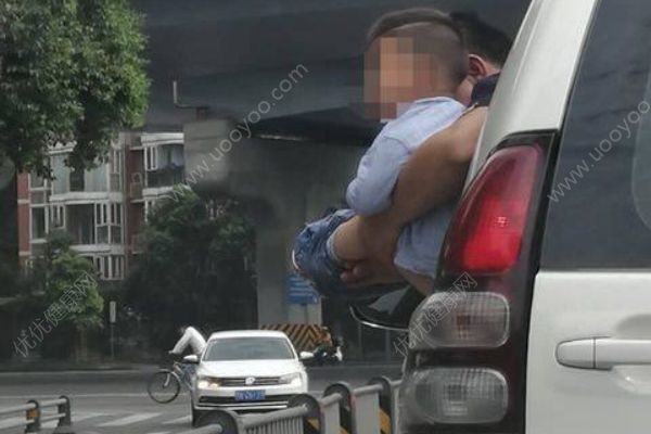 男孩被抱出車窗外撒尿，期間車子還開了一小段(4)