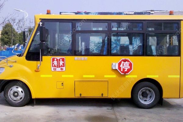 安徽宿州幼兒園校車翻車，司機(jī)身亡一名學(xué)生受傷(1)