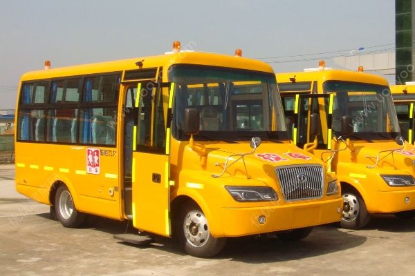 安徽宿州幼兒園校車翻車，司機(jī)身亡一名學(xué)生受傷(3)