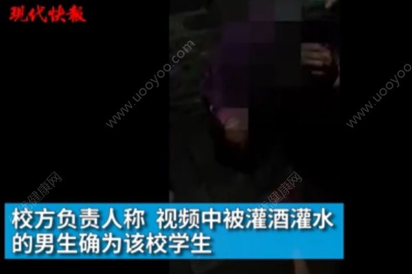 學(xué)生遭多人腳踹強(qiáng)行灌白酒，被要求“跪著喝”(2)