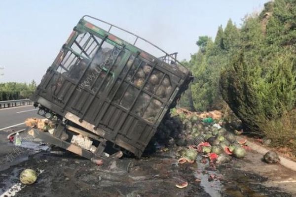 半掛車高速上自燃起火，整整一車西瓜被烤糊(2)