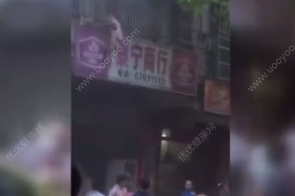 海南澄邁金江一建筑發(fā)生火災(zāi)，眾人搭人肉氣墊接住被困男童(1)