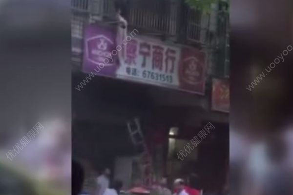 海南澄邁金江一建筑發(fā)生火災(zāi)，眾人搭人肉氣墊接住被困男童(2)