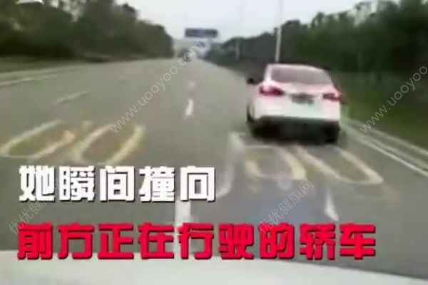 開車玩手機(jī)有多危險(xiǎn)，女子開車玩手機(jī)撞前車(2)