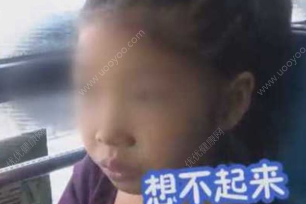 爸爸讓7歲女兒自己坐公交鍛煉，結(jié)果把女兒跟丟了(1)