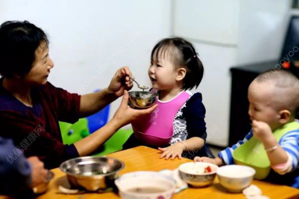 9歲女孩爭(zhēng)寵