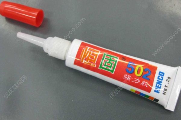 2歲男孩欲幫家長(zhǎng)扔膠水瓶，502殘膠意外噴入眼睛(3)