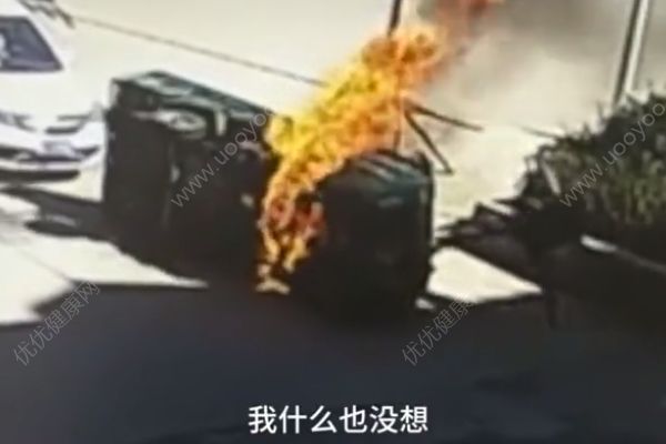 救命4連踹！三輪車側(cè)翻起火司機(jī)被困，男子踹碎擋風(fēng)玻璃救人(3)