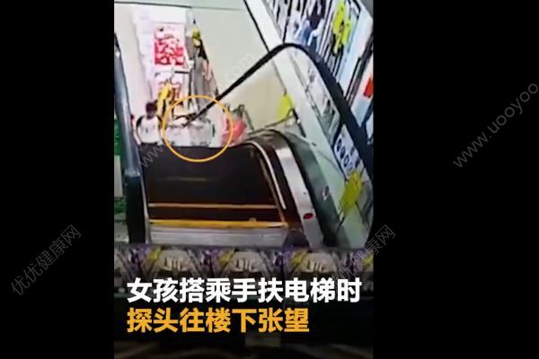 女孩遭電梯夾頭懸空吊起，路人不救援急逃躲避(1)