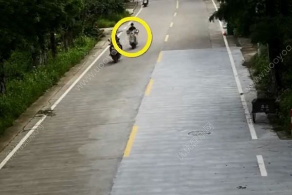 女子騎車看手機(jī)追尾前車，倒地翻滾一圈繼續(xù)看手機(jī)(1)