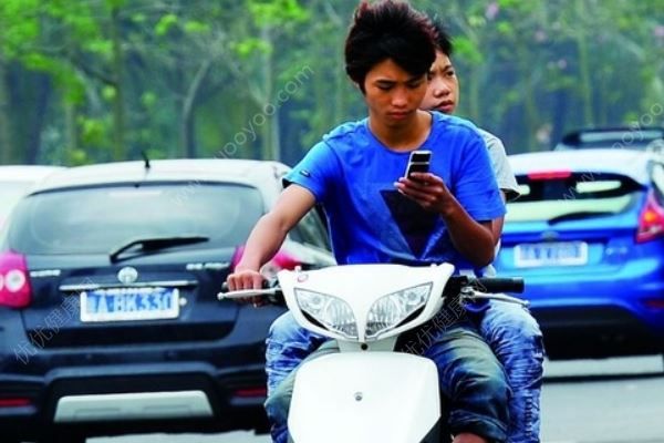 女子騎車看手機(jī)追尾前車，倒地翻滾一圈繼續(xù)看手機(jī)(4)