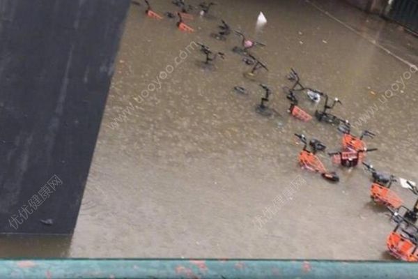 北京強(qiáng)降雨多路段積水嚴(yán)重，開車出行這些要注意(1)