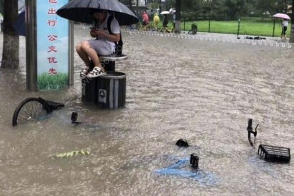 北京強(qiáng)降雨多路段積水嚴(yán)重，開車出行這些要注意(2)