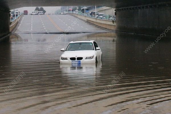 北京強(qiáng)降雨多路段積水嚴(yán)重，開車出行這些要注意(3)