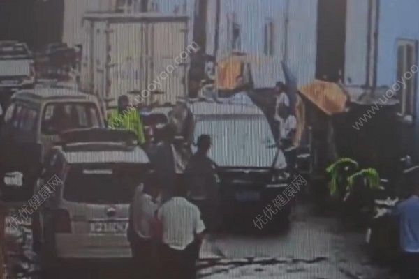 貨車倒車不慎撞死奶奶，3歲孩子從車底爬出僥幸存活(2)