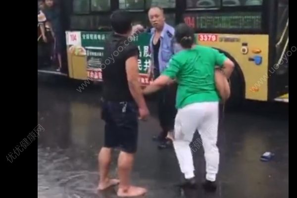 抱狗乘公交車遭拒，男子與司機(jī)雨中斗毆(3)