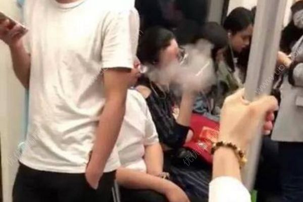 女子北京地鐵內抽電子煙，老人制止反被女子辱罵(1)