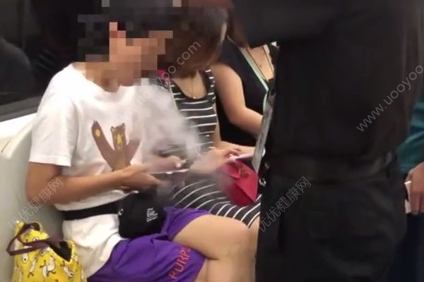 女子北京地鐵內抽電子煙，老人制止反被女子辱罵(2)