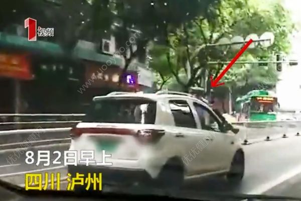 男子駕車一路狂飆，倆交警掛車身上被拖行數(shù)百米(1)