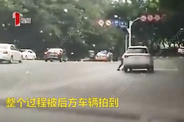 男子駕車一路狂飆，倆交警掛車身上被拖行數(shù)百米(4)