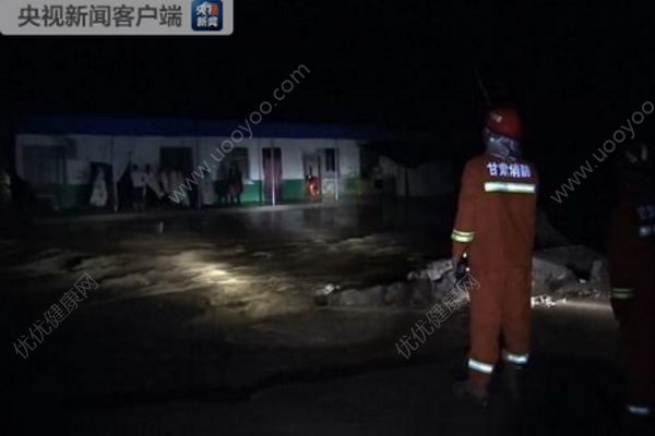 甘肅白銀強(qiáng)降雨引發(fā)山洪多輛車被沖入黃河，已致8死(1)