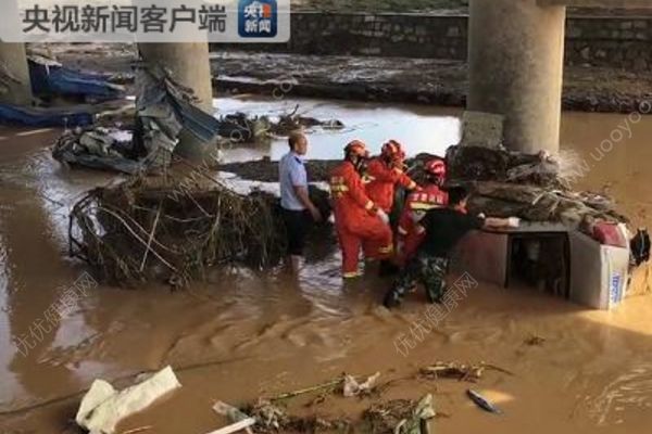 甘肅白銀強(qiáng)降雨引發(fā)山洪多輛車被沖入黃河，已致8死(2)