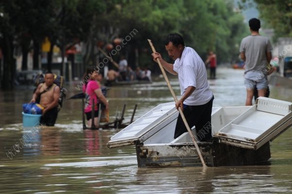 甘肅白銀強(qiáng)降雨引發(fā)山洪多輛車被沖入黃河，已致8死(4)