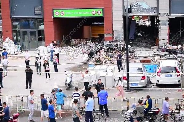 遼寧沈陽一燒烤店爆炸，一女子身亡，店面面目全非(1)