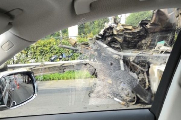 北京四環(huán)兩輛大貨車相撞起火燃燒，已造成2人死亡(2)