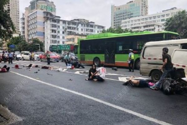 南寧桃源路面包車失控連撞6輛電瓶車死傷慘重，血站血量庫存緊張(1)