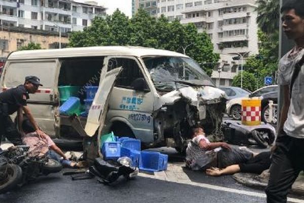 南寧桃源路面包車失控連撞6輛電瓶車死傷慘重，血站血量庫存緊張(2)