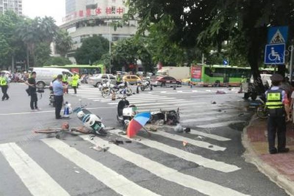 南寧桃源路面包車失控連撞6輛電瓶車死傷慘重，血站血量庫存緊張(4)