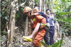 老人迷路被困懸崖邊50余小時，靠山泉維持生命[多圖]