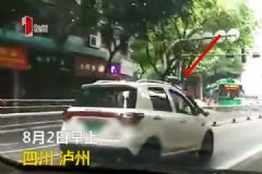 男子駕車(chē)一路狂飆，倆交警掛車(chē)身上被拖行數(shù)百米[多圖]