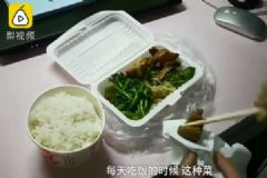 表演系女生吃飯用紙吸油，因?yàn)殚L(zhǎng)胖會(huì)掛科！[多圖]