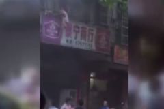 海南澄邁金江一建筑發(fā)生火災(zāi)，眾人搭人肉氣墊接住被困男童[多圖]