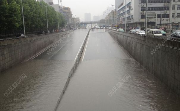 下大雨車(chē)被淹了怎么辦？車(chē)開(kāi)到水里怎么自救？(2)