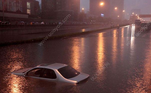 下大雨車(chē)被淹了怎么辦？車(chē)開(kāi)到水里怎么自救？(3)