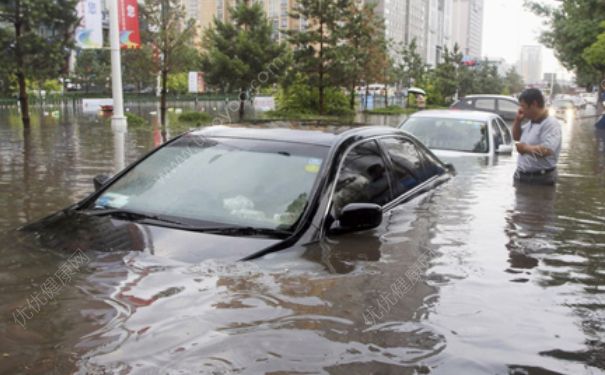 下大雨車(chē)被淹了怎么辦？車(chē)開(kāi)到水里怎么自救？(4)