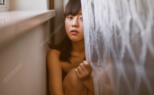 18歲女生乳頭有白色怎么回事？18歲乳頭有白色分泌物正常嗎？(4)