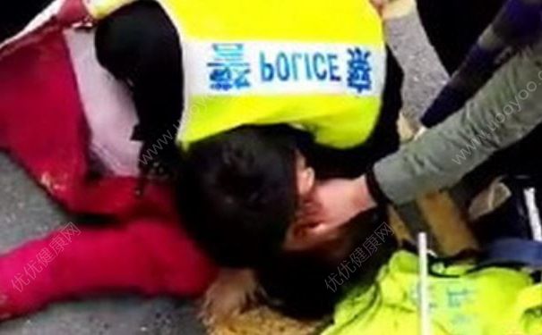 女子街頭倒地猝死，倒地猝死是什么原因造成的？(1)