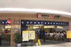 顧客火鍋里吃出蒼蠅，店長不愿免單當(dāng)場一口吞下[多圖]