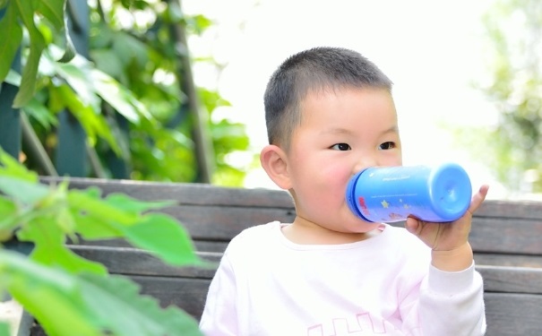 寶寶嗆水了怎么辦？如何預(yù)防寶寶嗆水？(1)