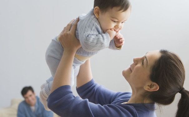 寶寶吃奶咬乳頭是怎么回事？寶寶吃奶咬乳頭怎么辦？(1)